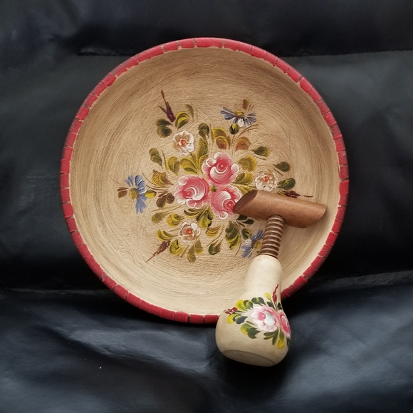 Wooden nut dish with nutcracker - Picture 1 of 4